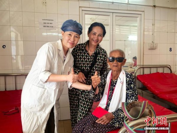 速牛配资 中国援柬眼科医生：跨越山海只为让你重见斑斓世界